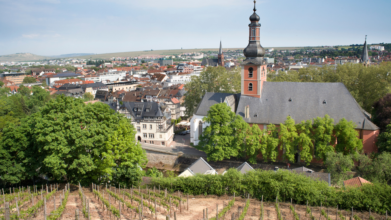 Bad Kreuznach mit Weinbergen und historischer Kirche