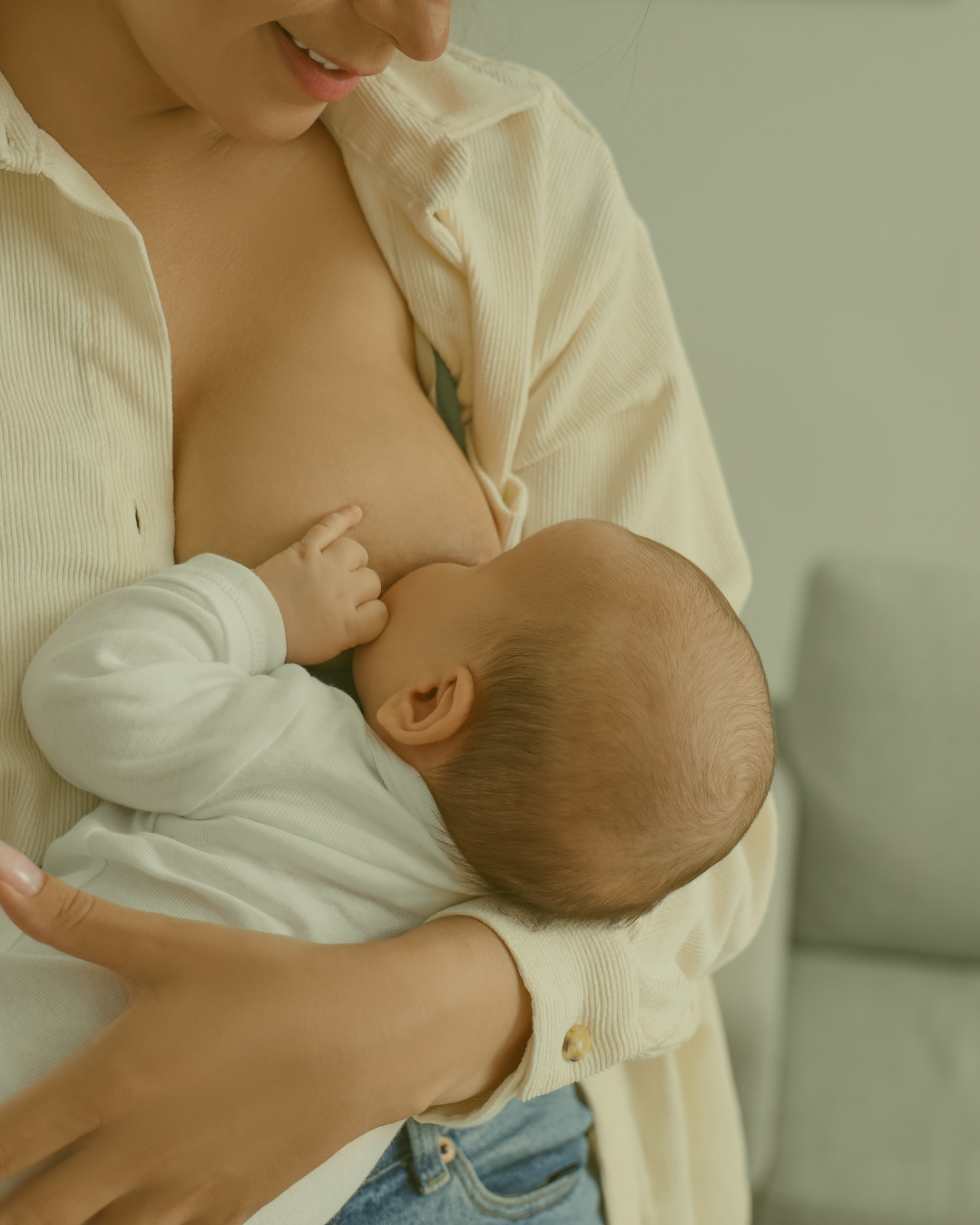 Madre sosteniendo a su bebé durante la lactancia