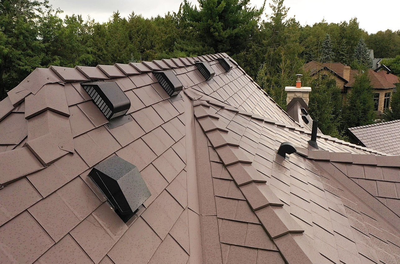 Toiture aluminium mauve avec ventilation