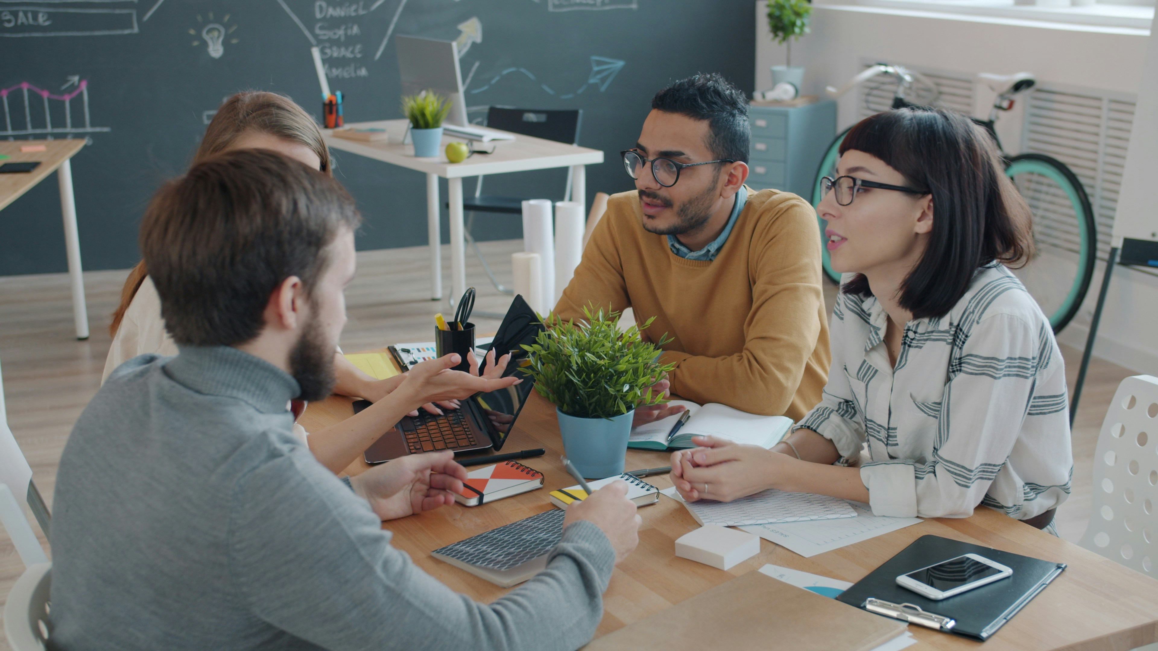 Equipe multidisciplinar reunida para construir uma solução