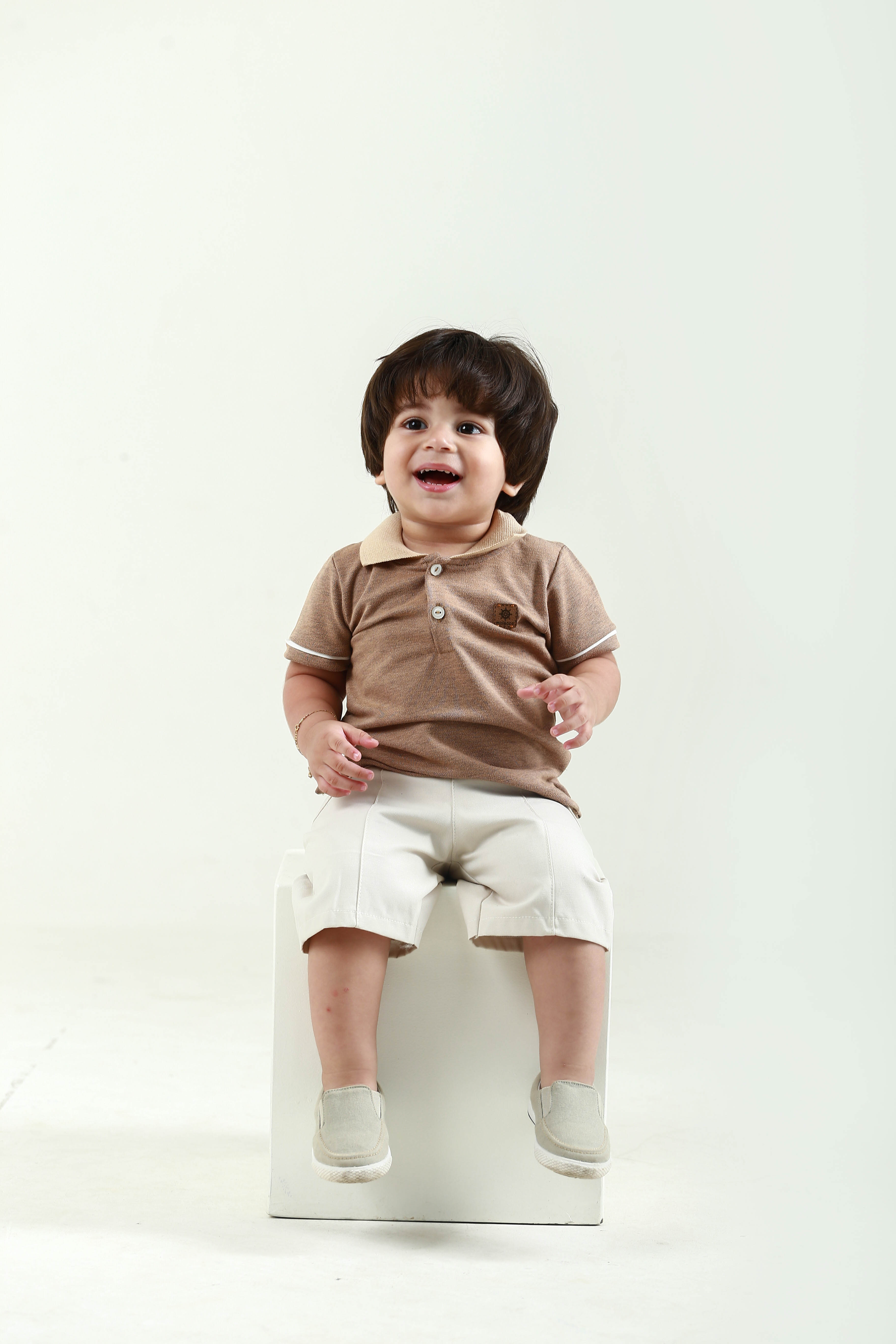 Bebê Molecco – polo marrom e shorts branco