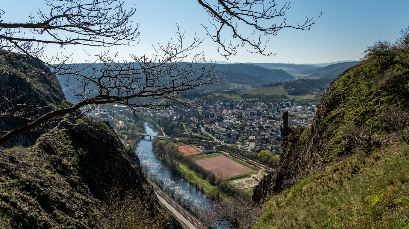 Blick vom Rotenfels auf Bad Münster am Stein und das Nahetal