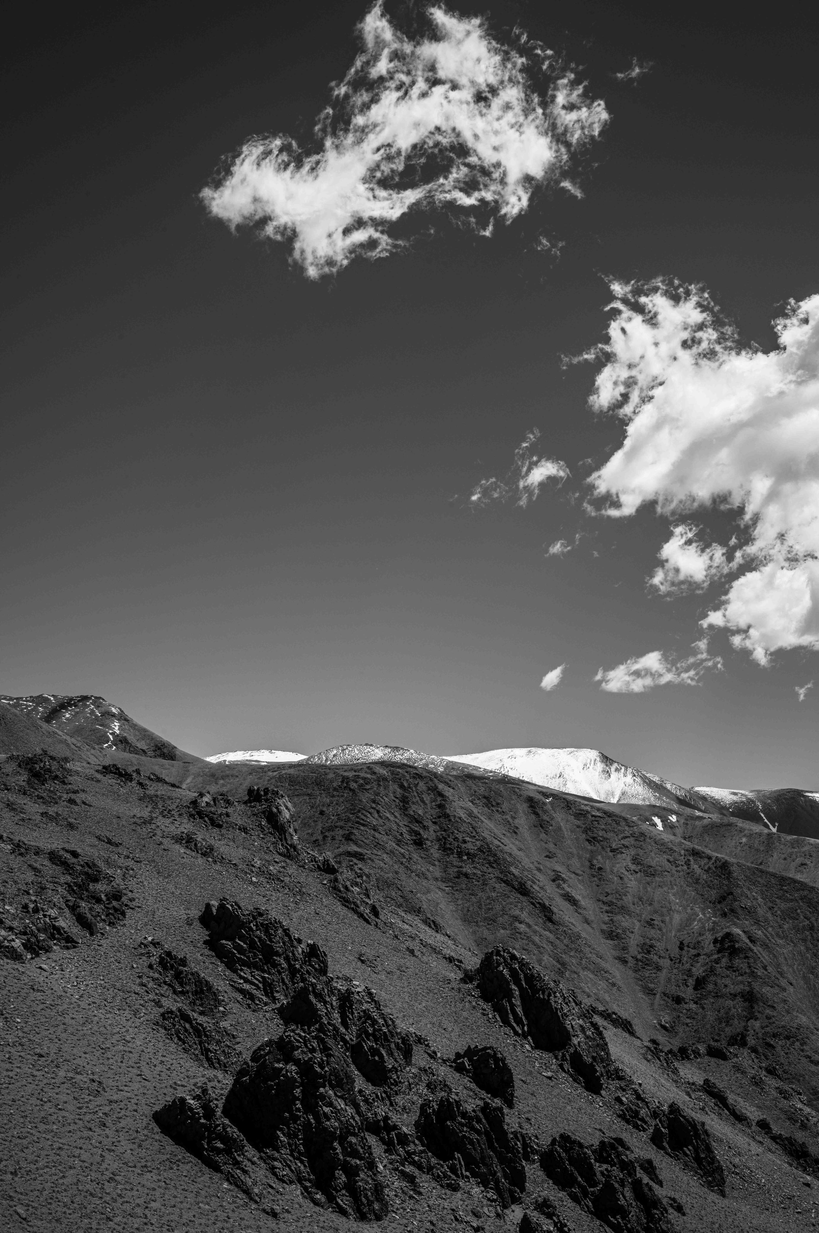 Paisaje volcánico con nubes dramáticas, blanco y negro