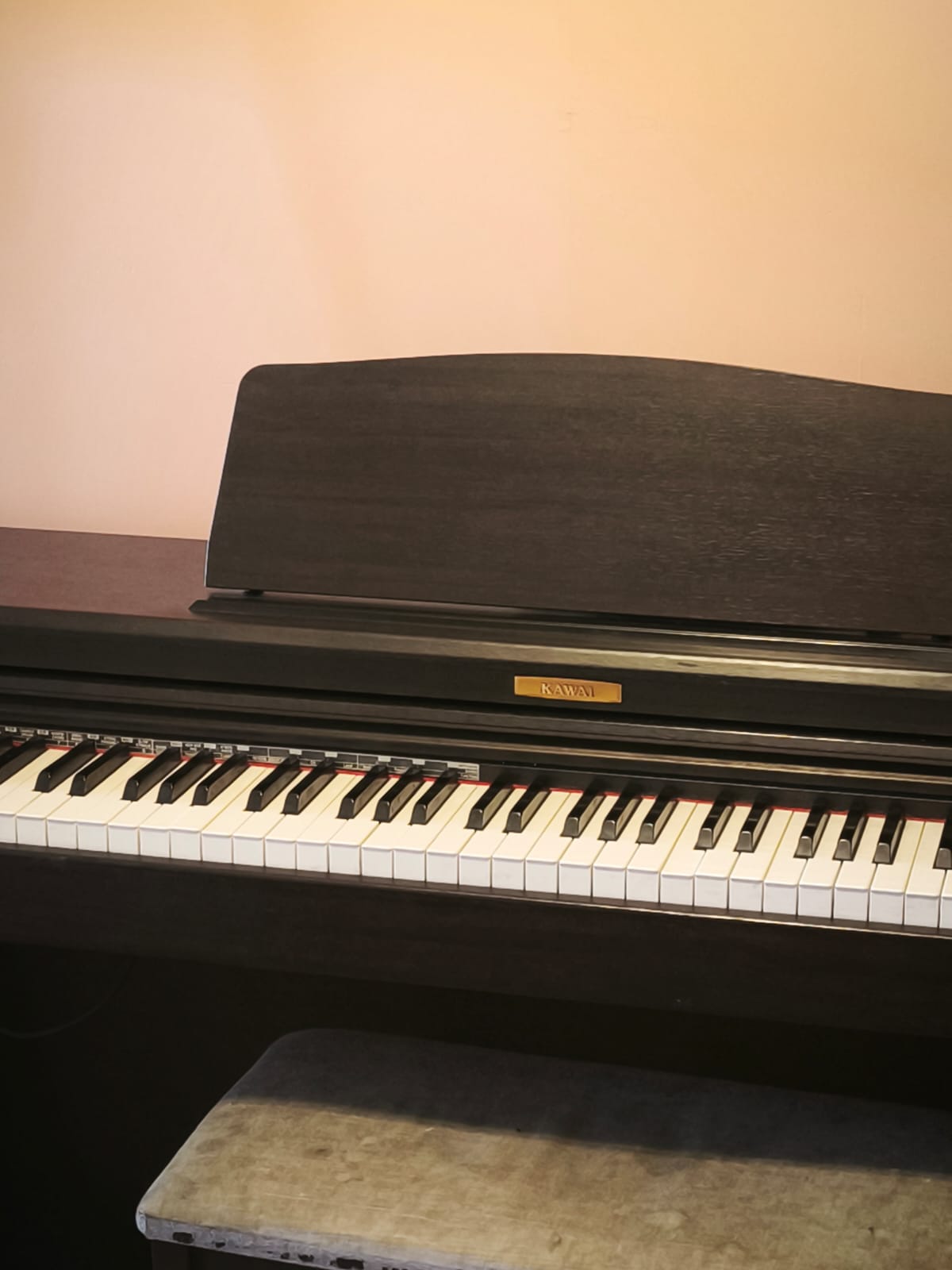 Piano Kawai - Vista completa con banqueta