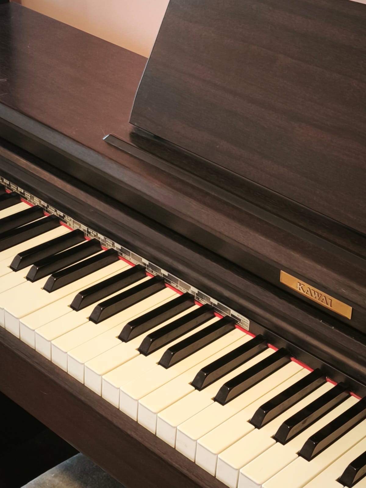 Piano Kawai - Vista lateral