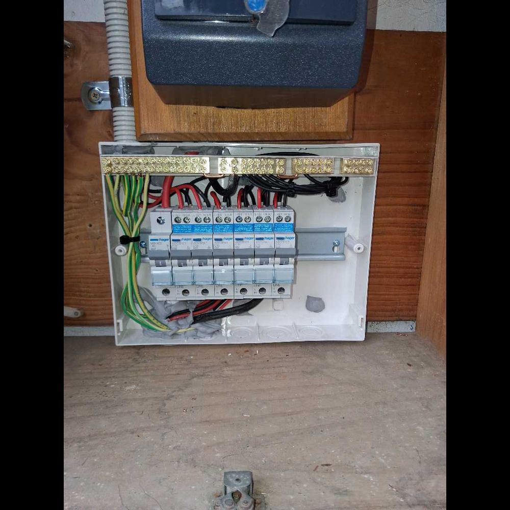 Electrical switchboard with circuit breakers