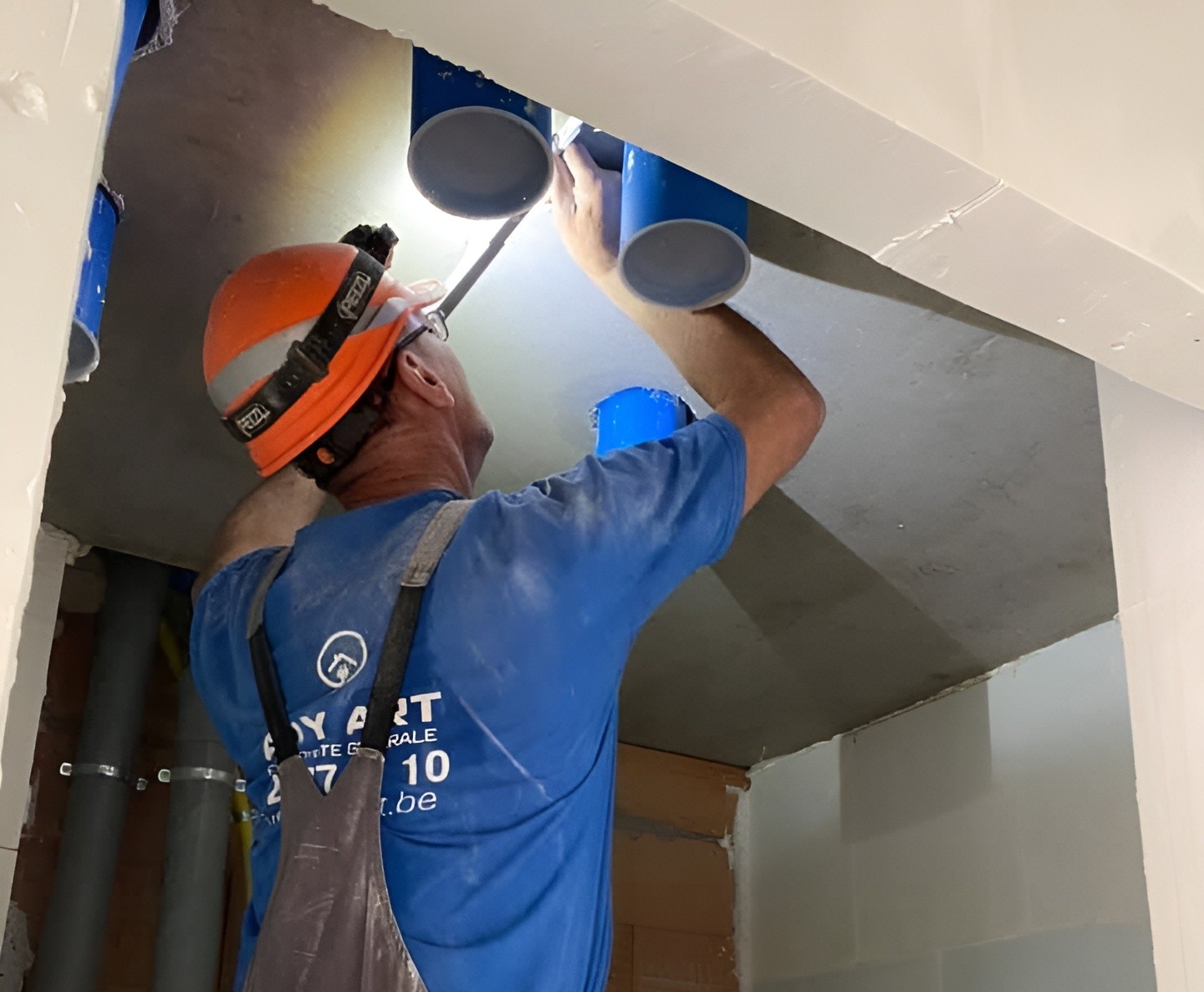 Technicien ADY ART installant des gaines électriques