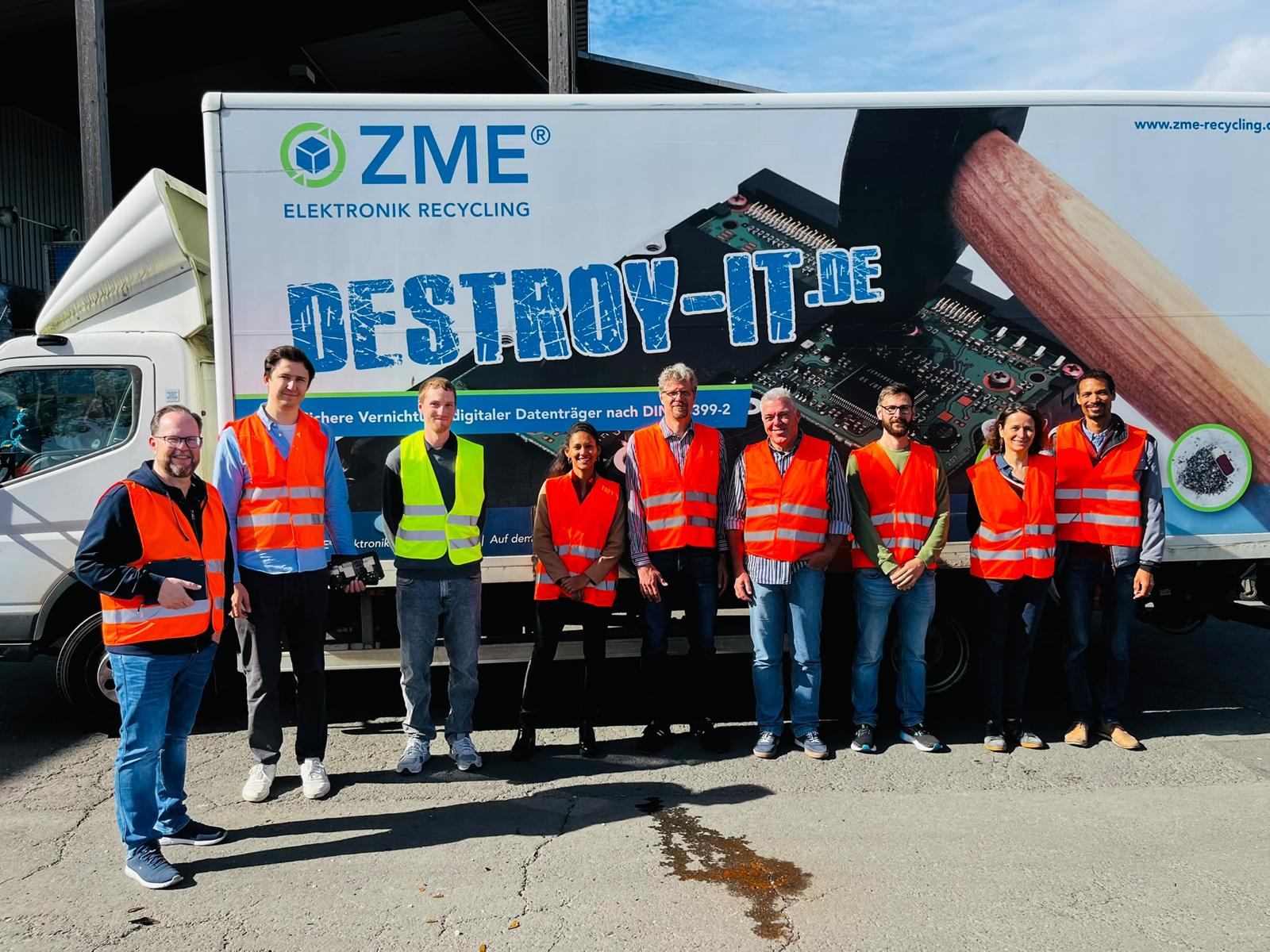 Metallkörbe mit ausgedienten elektronischen Geräten bei ZME