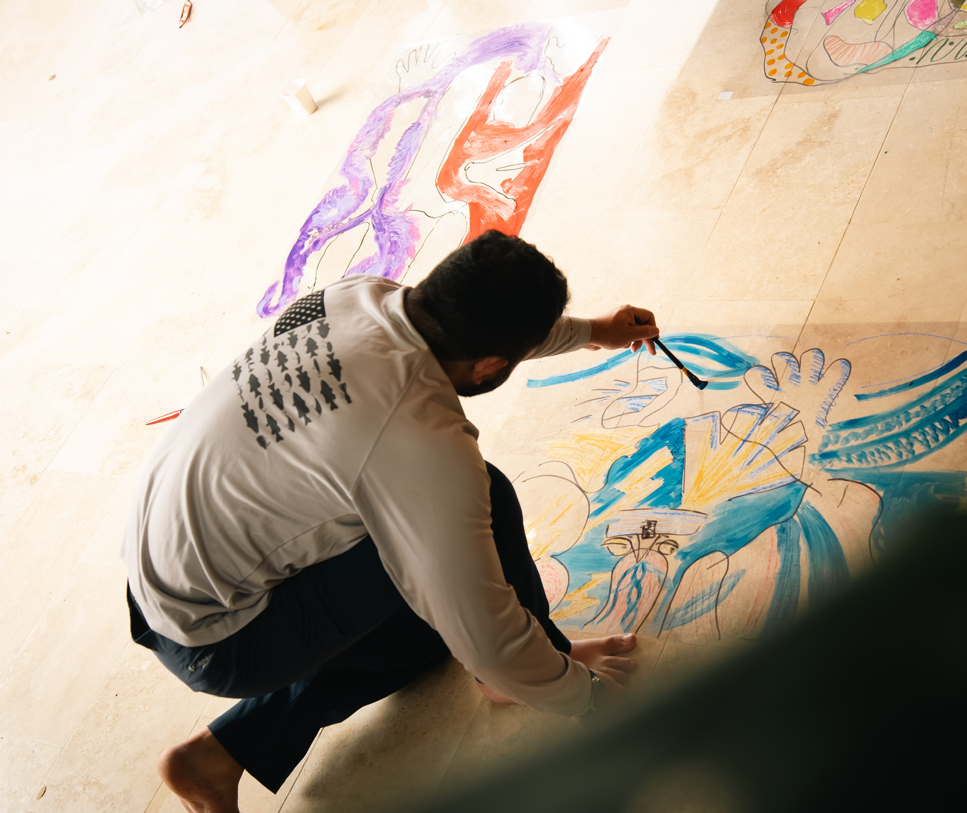 Hombre pintando arte expresivo azul y amarillo