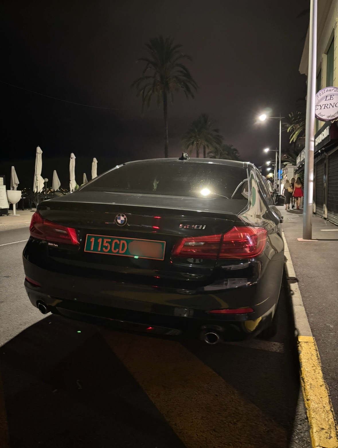 Plaque 115 CD — Russie, corps diplomatique Plaque diplomatique verte 115 CD sur une BMW série 5 noire photographiée de nuit sur la Côte d'Azur — code 115 correspondant à la Russie