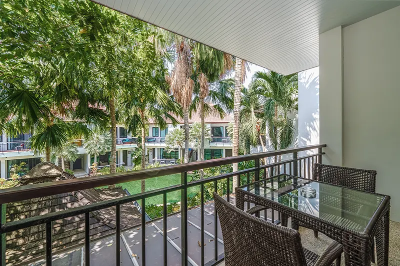 Taras z rattanowymi krzesłami