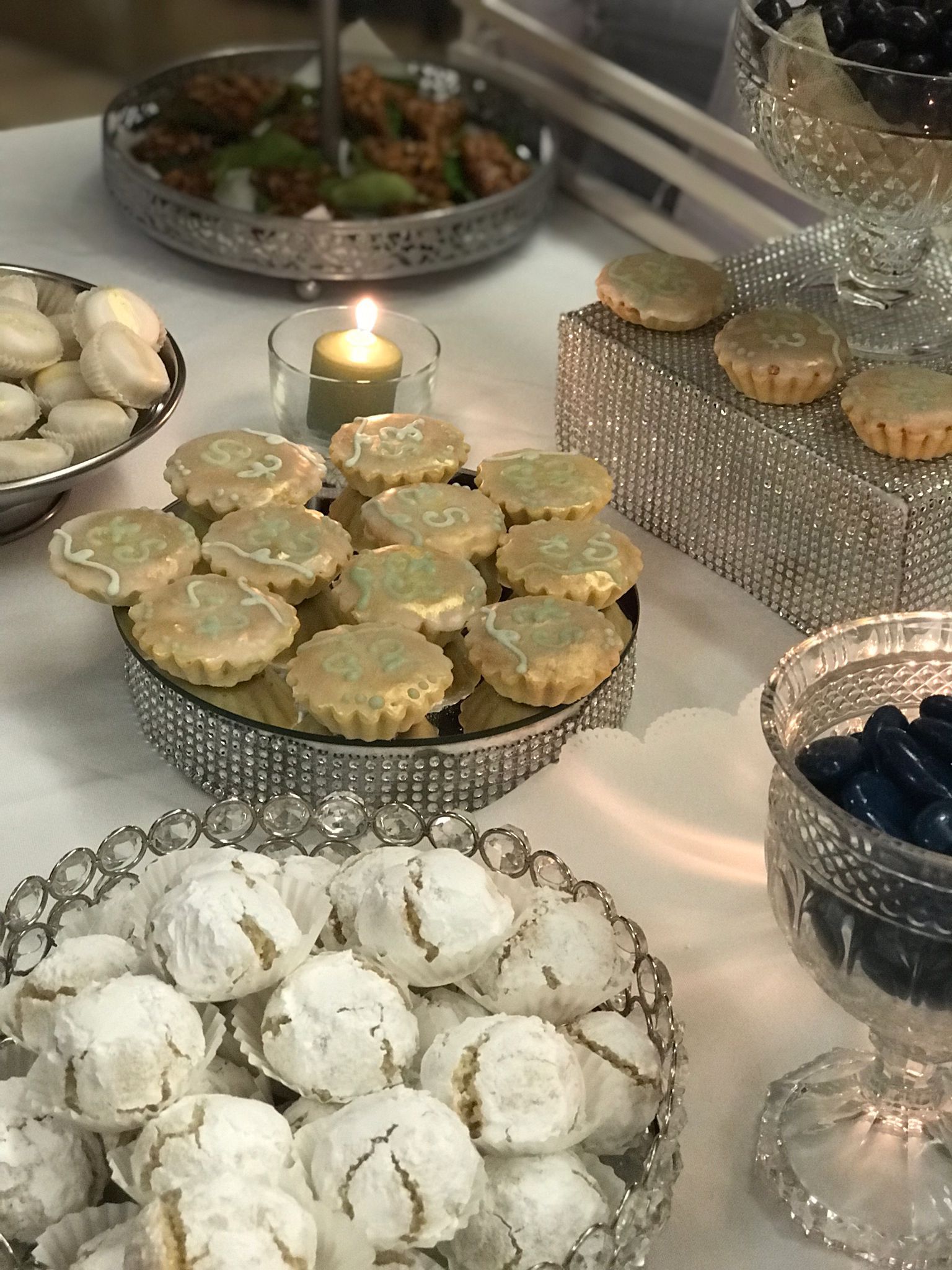 Dettagli catering con biscotti decorati e meringhe