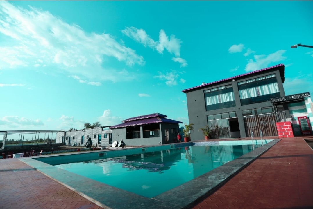 Swimming pool and villa at Maharashtra Farmhouse