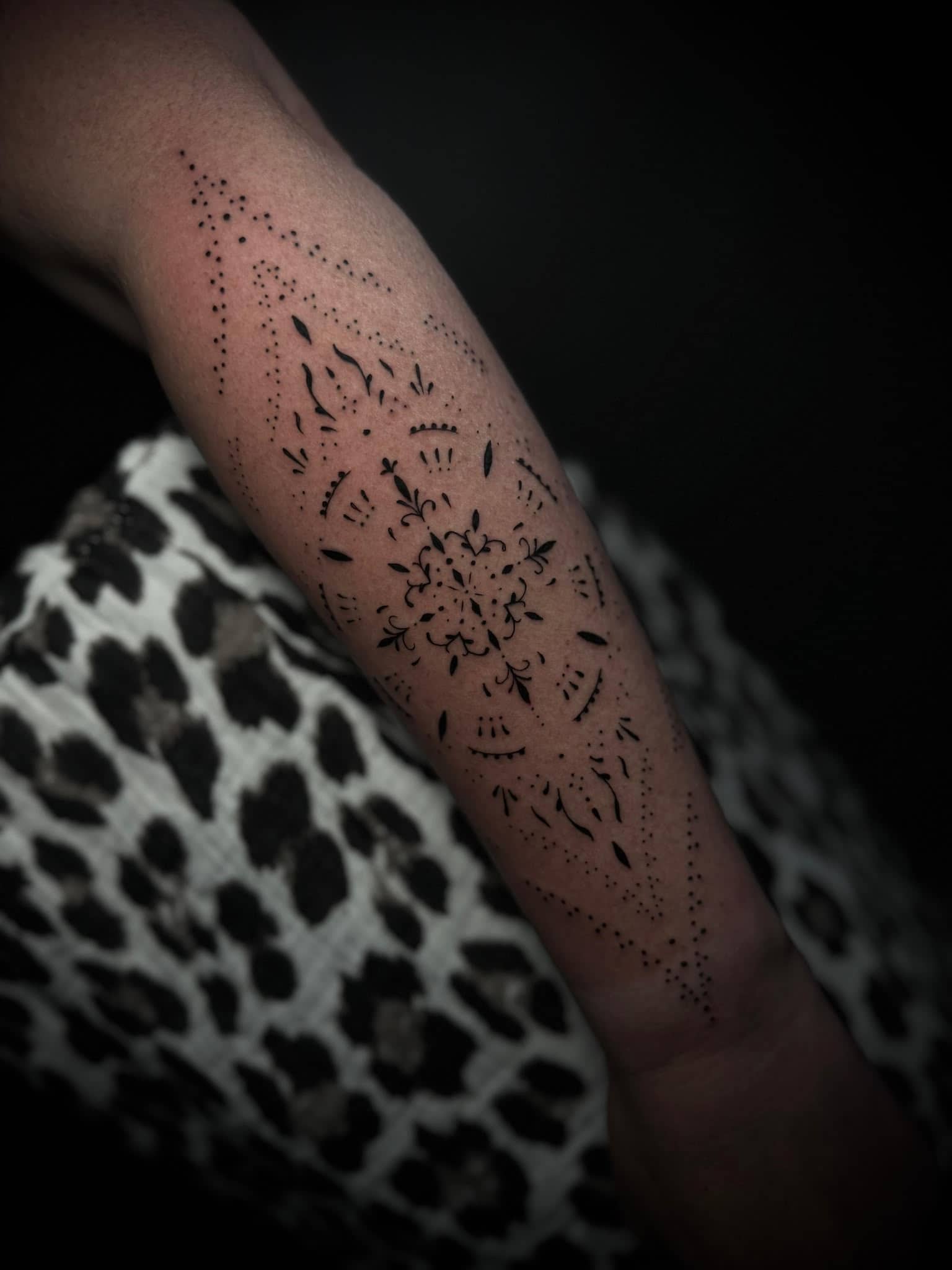 Fineline Mandala-Dotwork-Tattoo am Unterarm