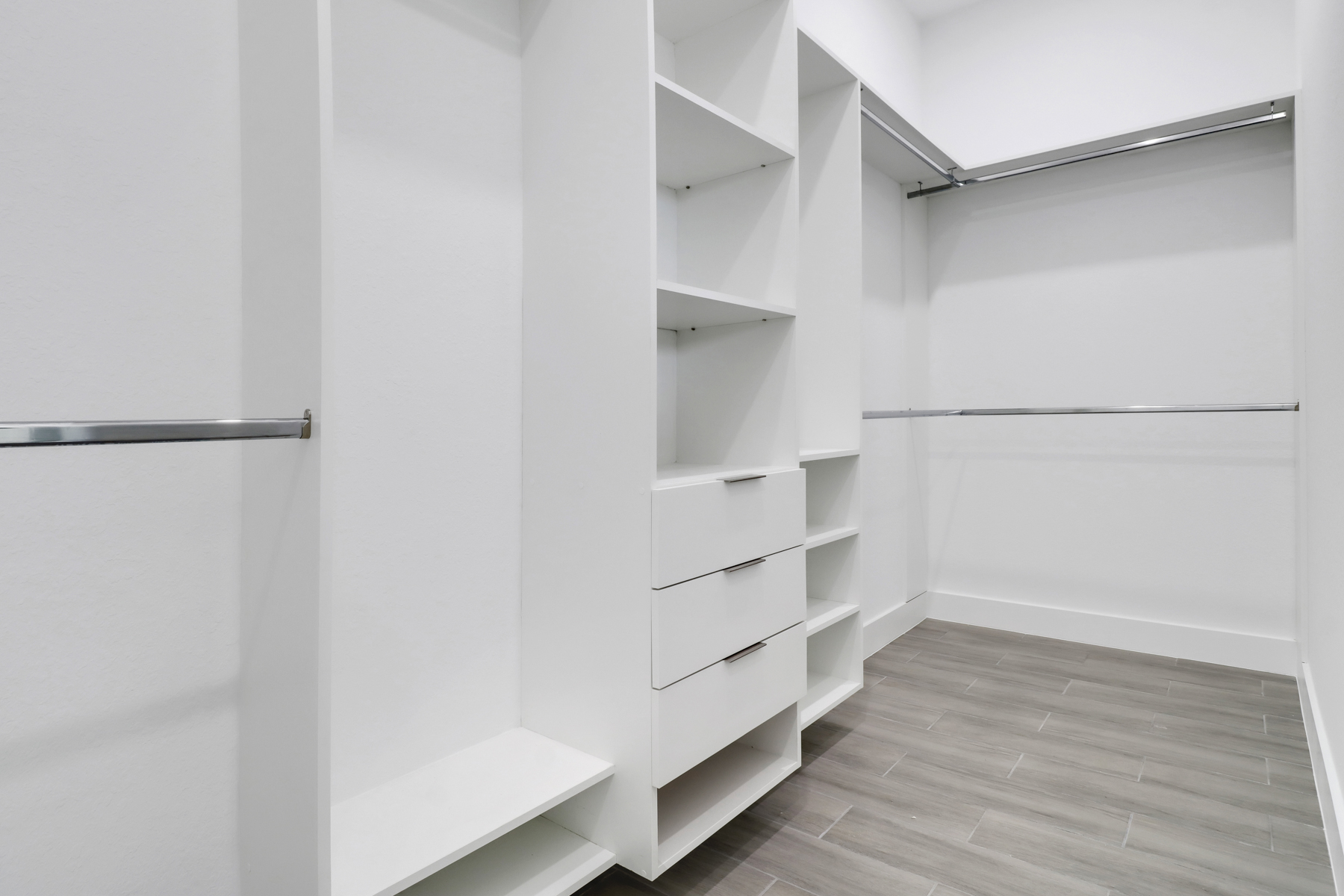 Custom Walk-in Closets