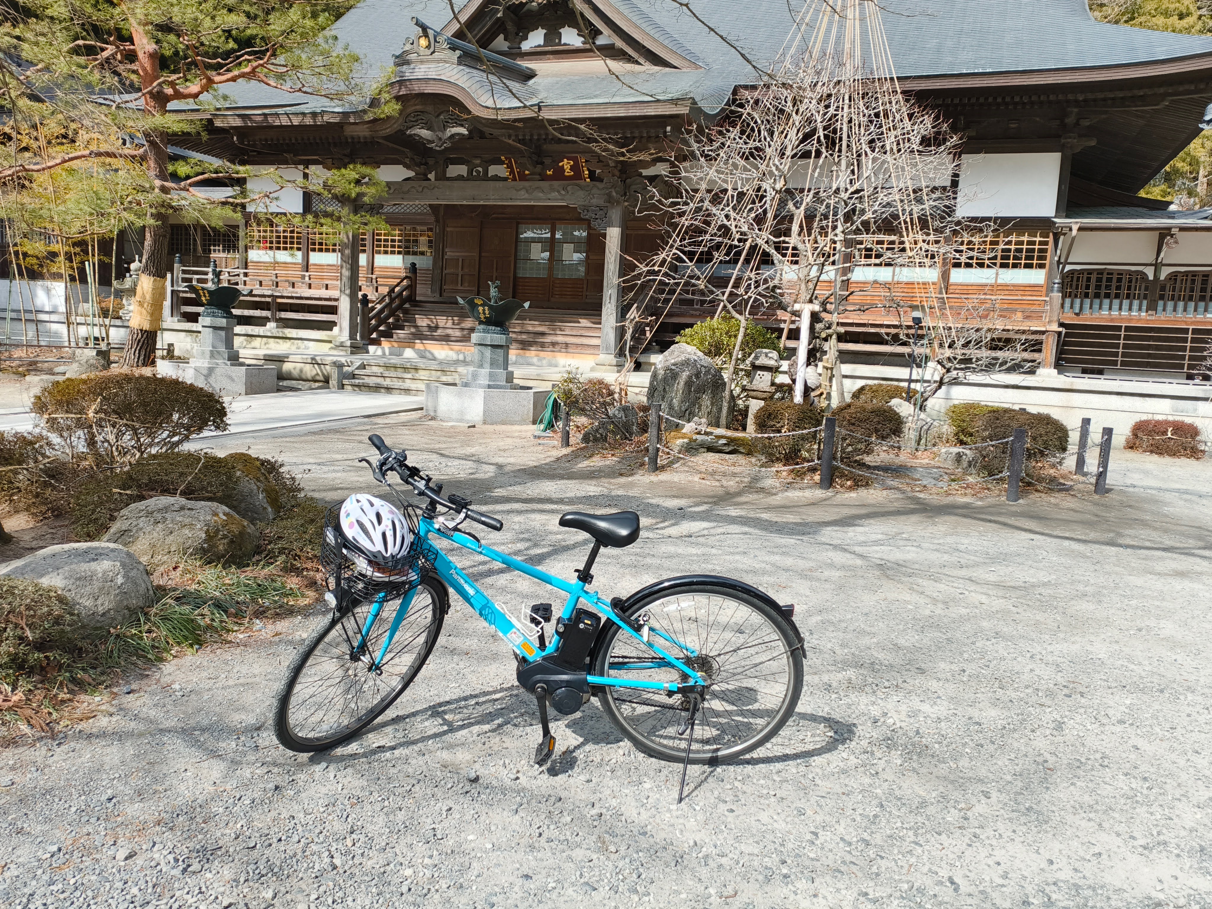 Joanji Temple - traditional Japanese temple with e-bike