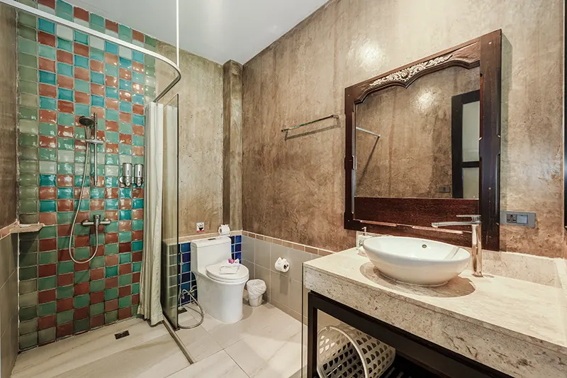 Łazienka z kolorową mozaiką prysznica