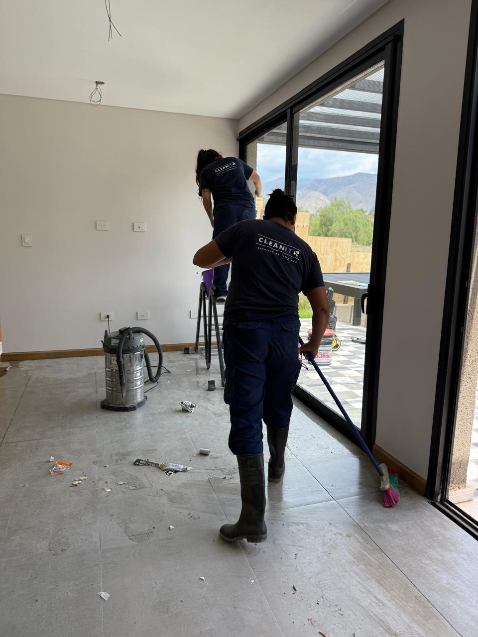 Limpieza final de obra en casa con ventanales en Mendoza