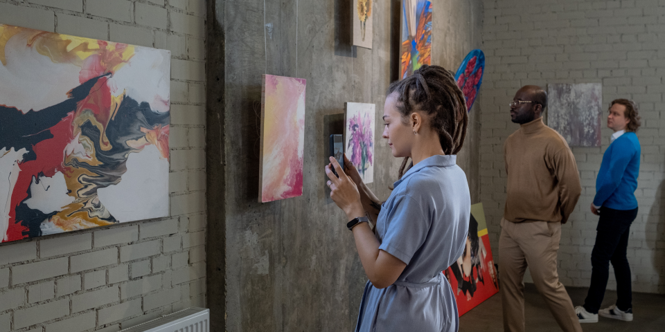 Besucher fotografieren Gemälde in einer Kunstgalerie im Ruhrgebiet