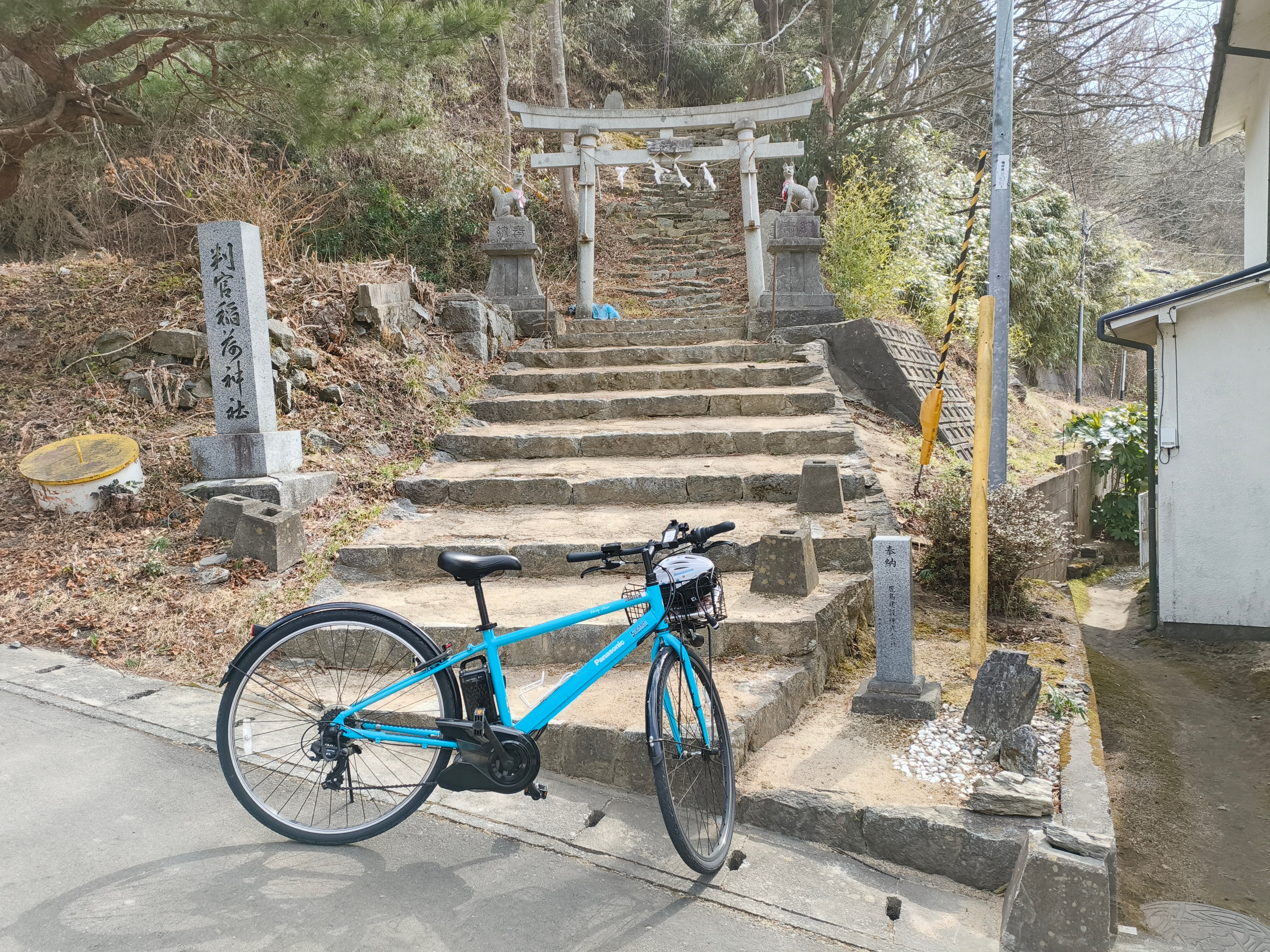 Hankan Inari Shrine - stone torii gate and steps with e-bike
