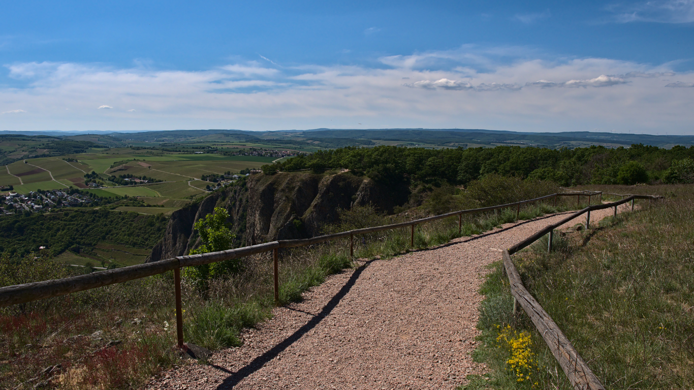 Panoramaweg mit Aussicht über die Weinlandschaft
