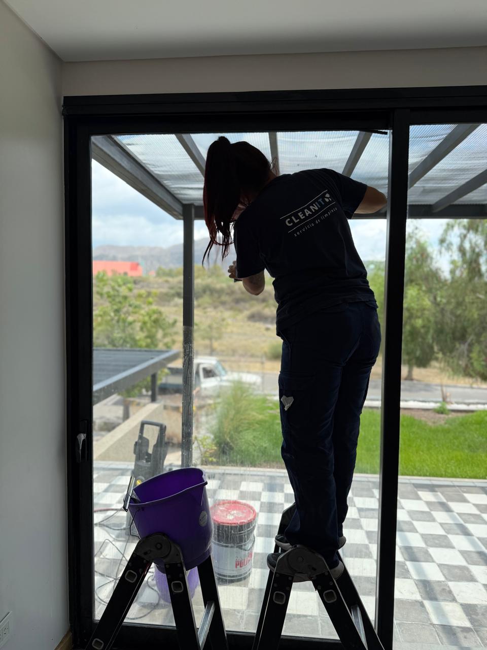 Limpieza de vidrios en altura en edificio corporativo en Mendoza