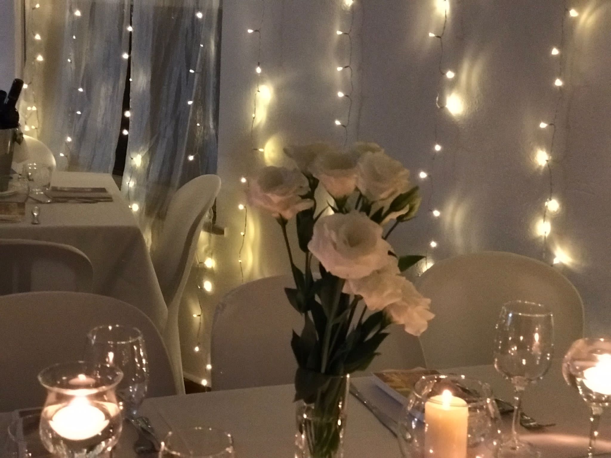 Dettaglio tavola con fiori e candele