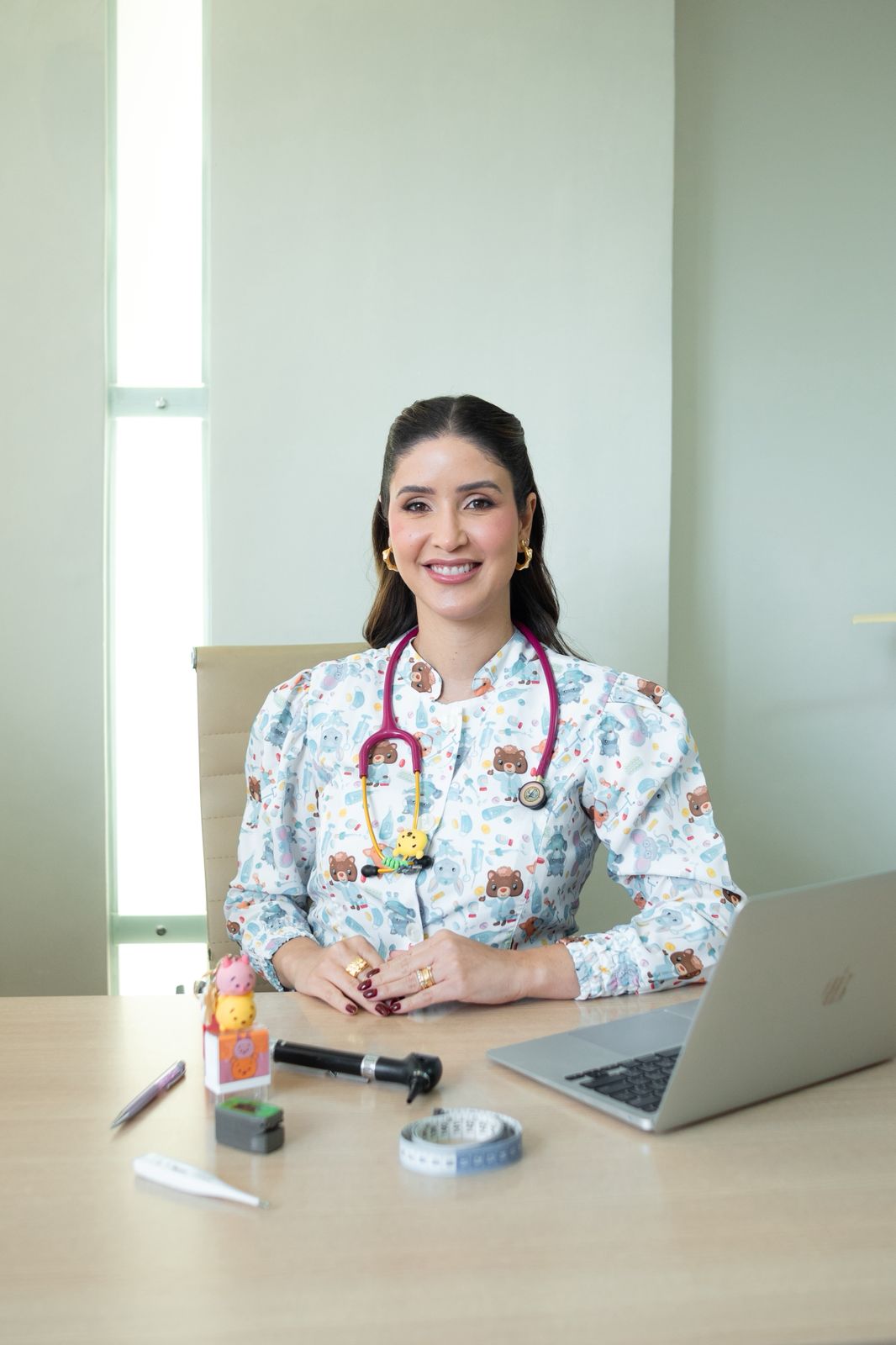 Dra. Jamila Almeida - Pediatra em seu consultório