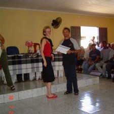 Frau erhält Zertifikat bei Abschlussfeier