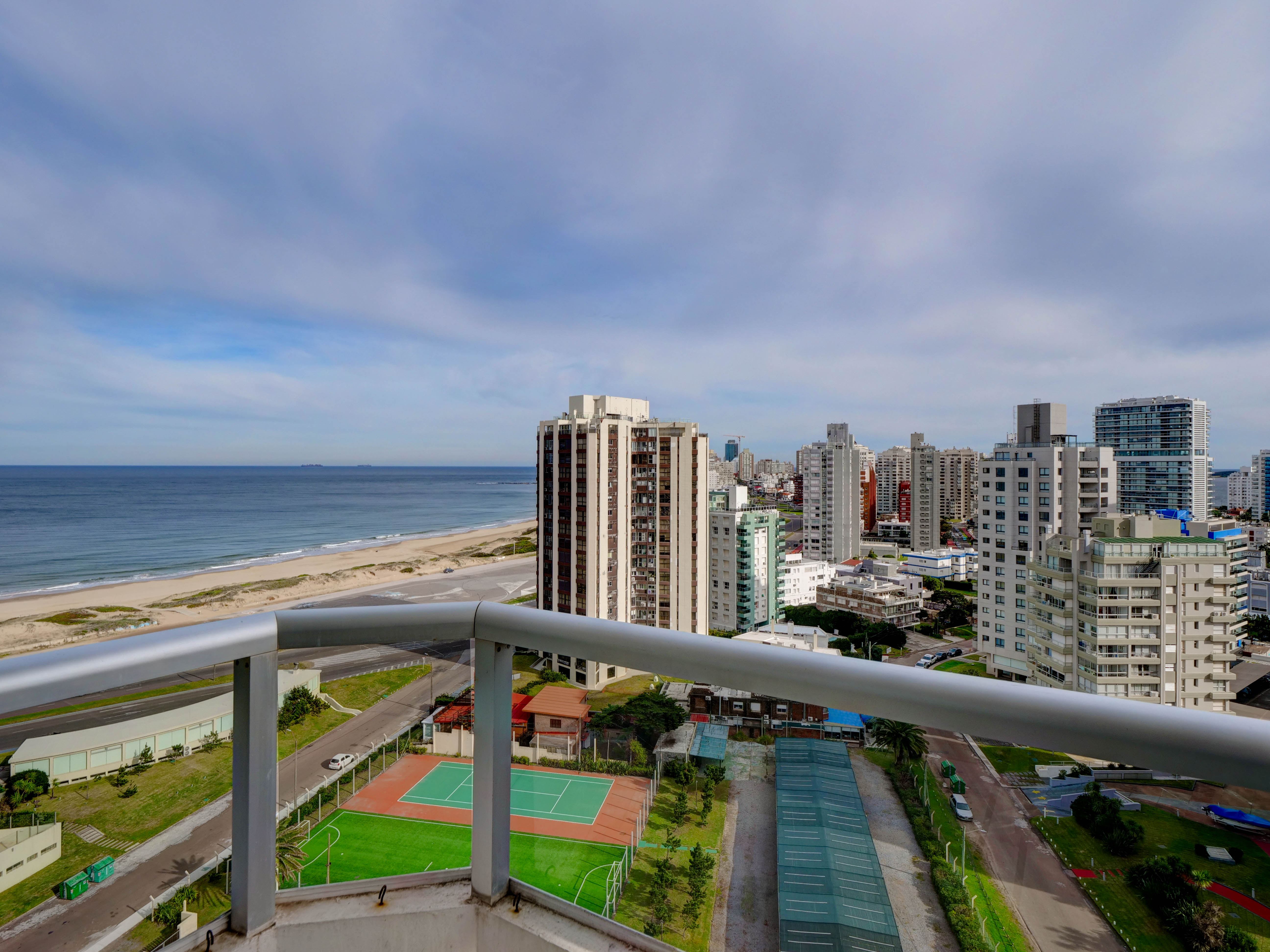 Vista panorámica del mar y la ciudad