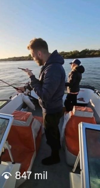 Reel viral: pescando en la lancha con el teléfono