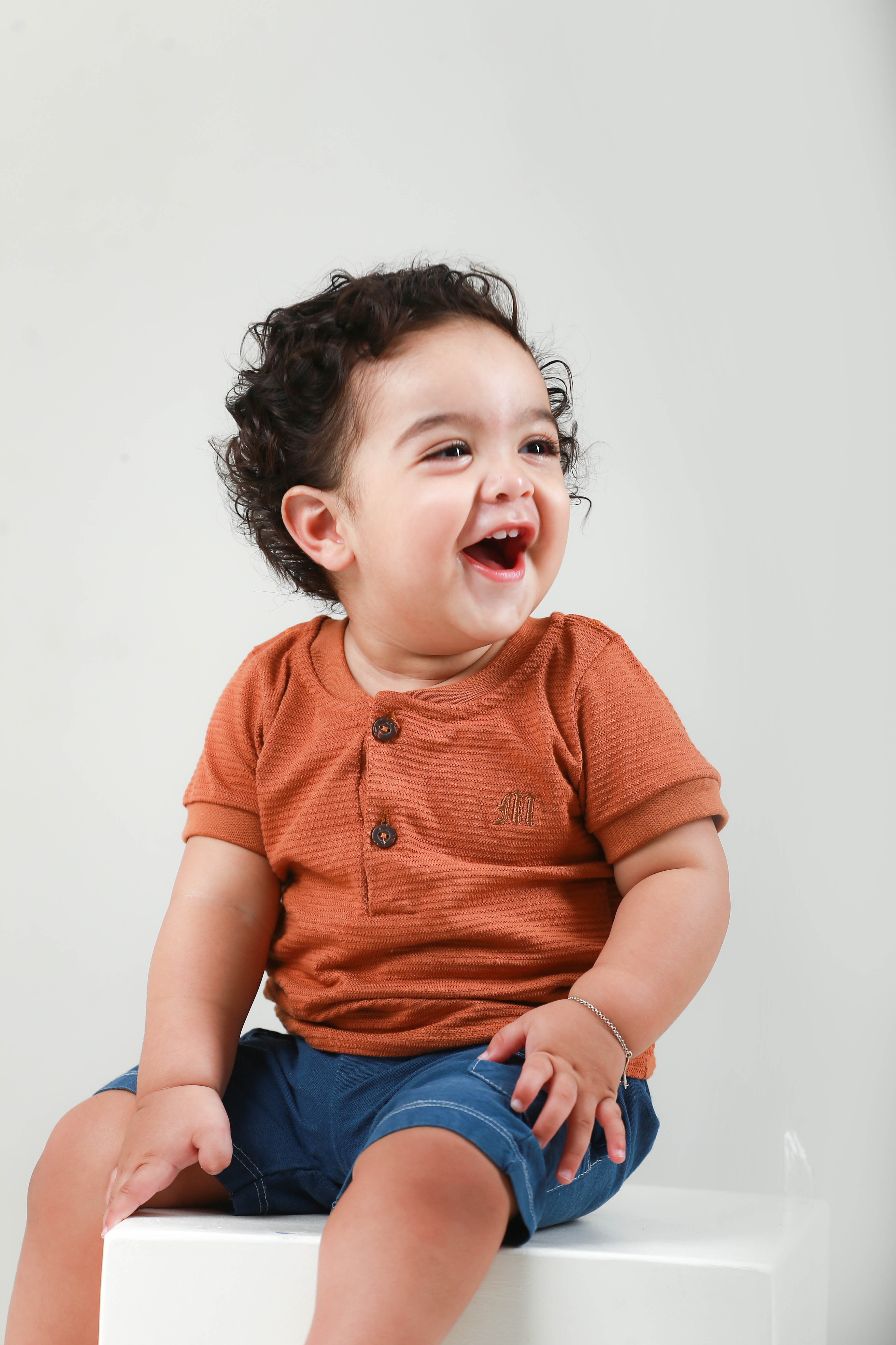 Bebê gargalhando Molecco – camiseta ferrugem