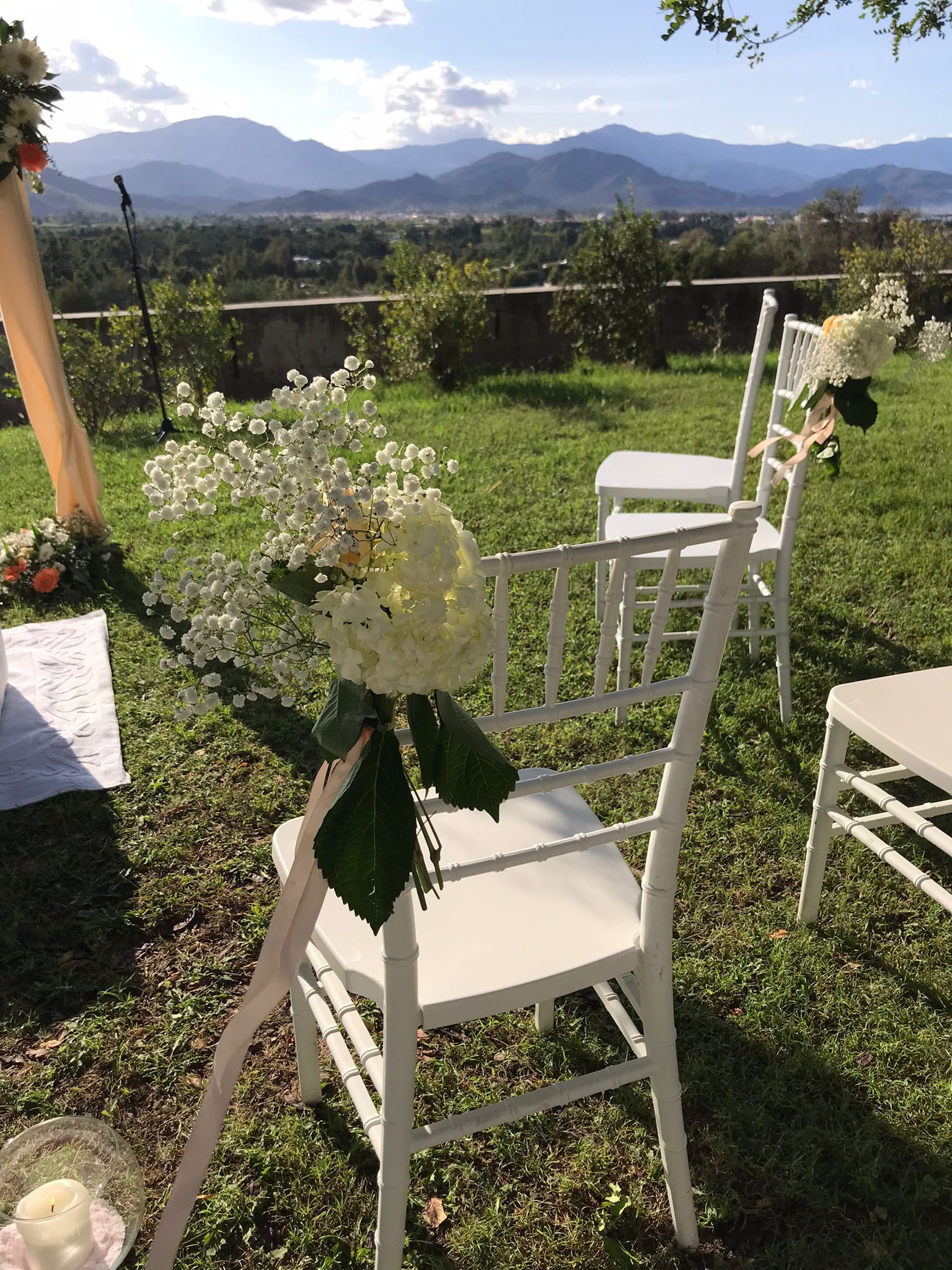 Sedia con composizione floreale e vista mare