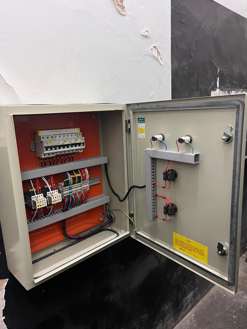 Casa de bombas de incêndio com tubulação vermelha e azul