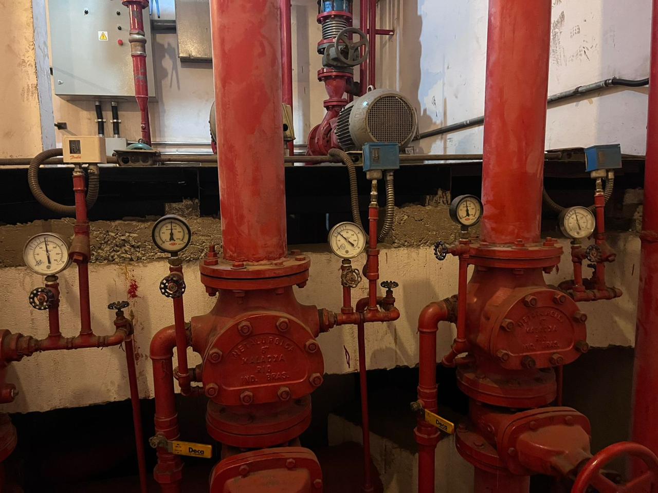 Tubulação de incêndio com sensores e manômetro