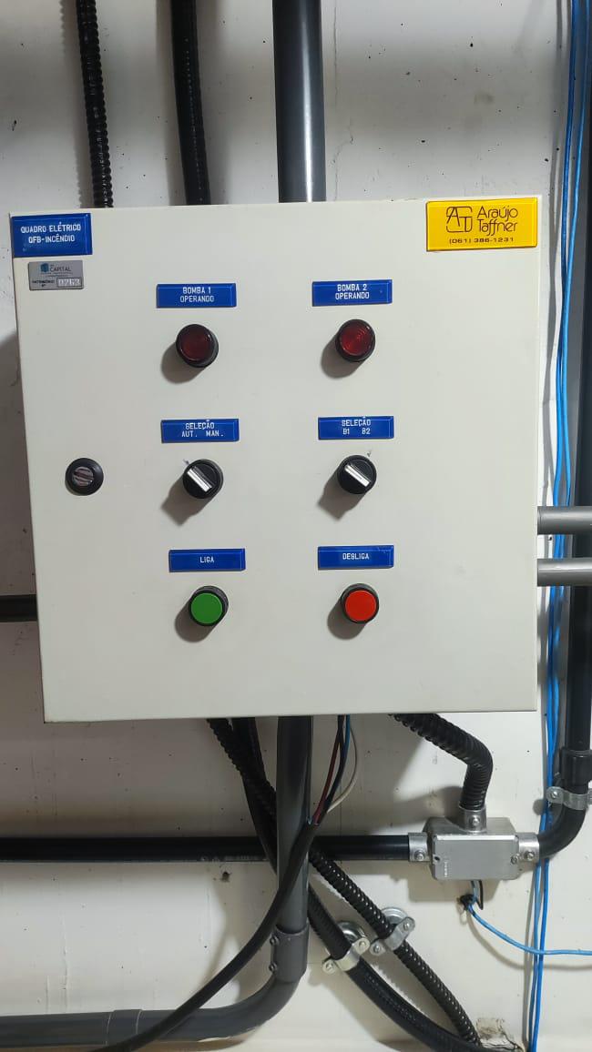 Conjunto de bombas de incêndio com válvulas e manômetros