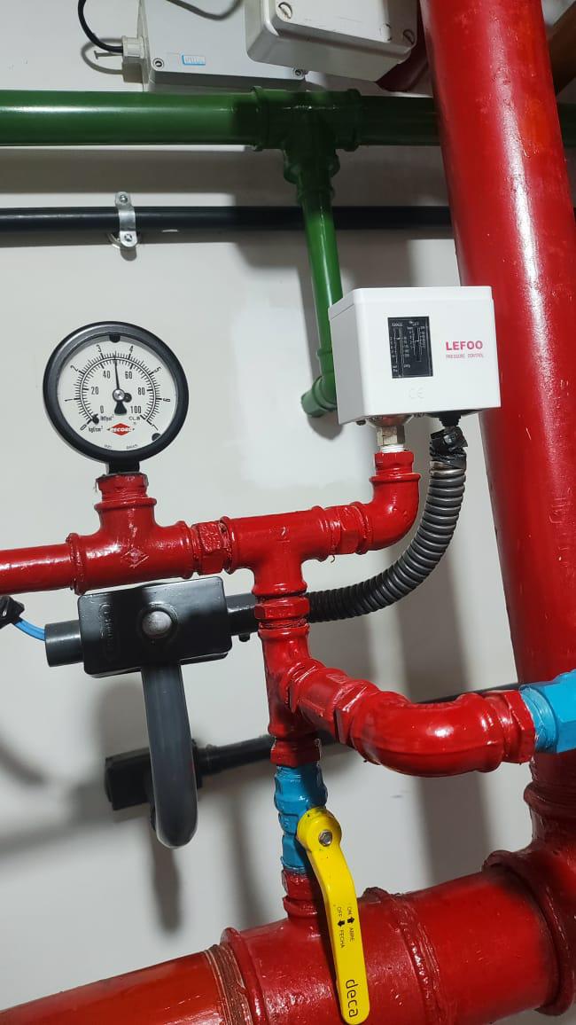Tubulação de incêndio com sensores de fluxo e manômetro