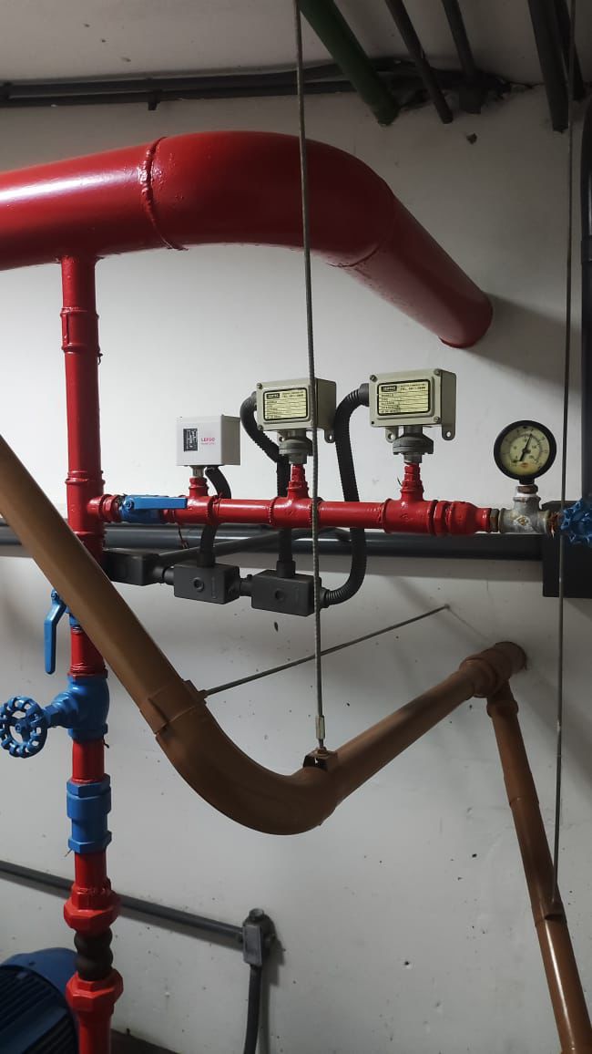 Conjunto de bombas e motores de incêndio