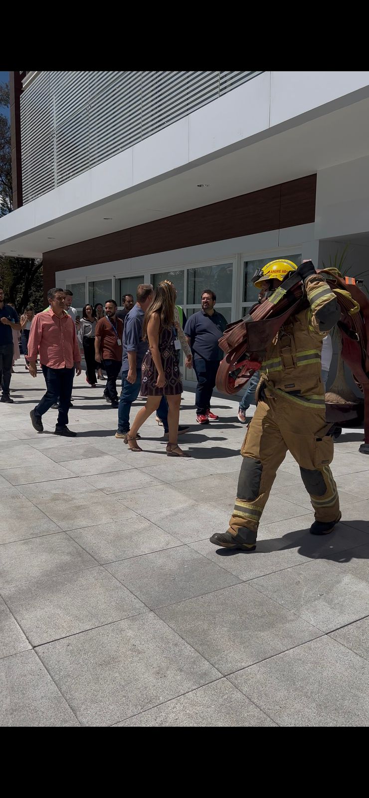 Motor gerador industrial CAT em casa de máquinas