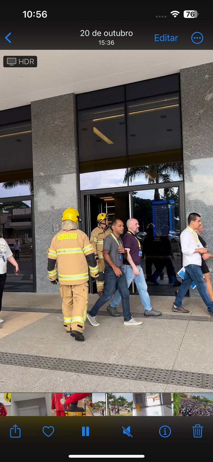 Bombeiros entrando em edifício corporativo para simulacro