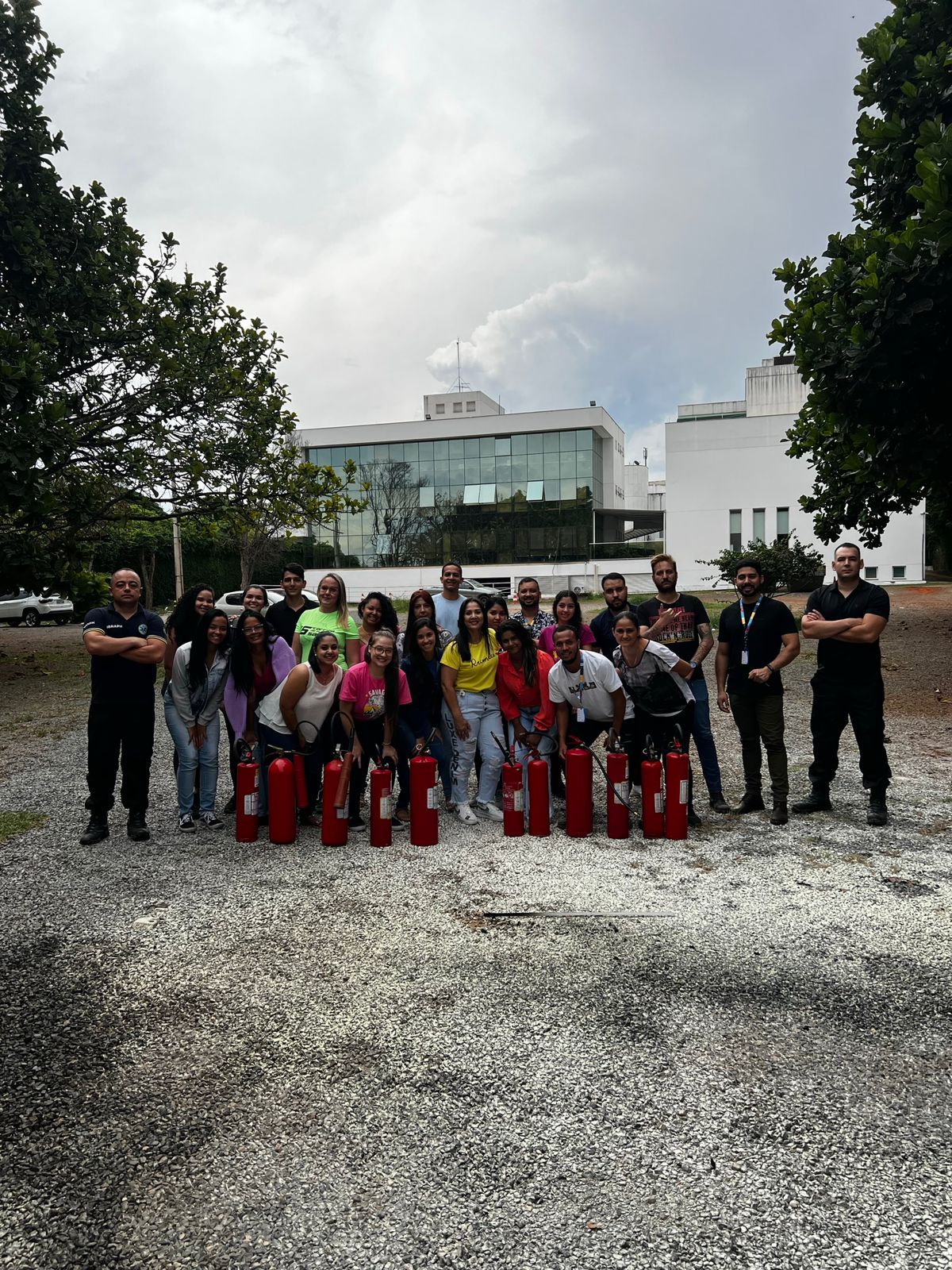 Grande evacuação com milhares de pessoas em área externa