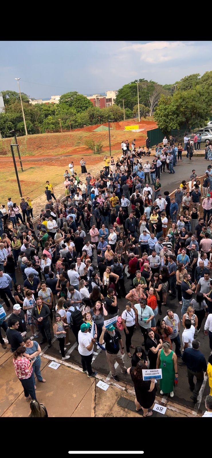 Treinamento prático de extintor de incêndio com brigada