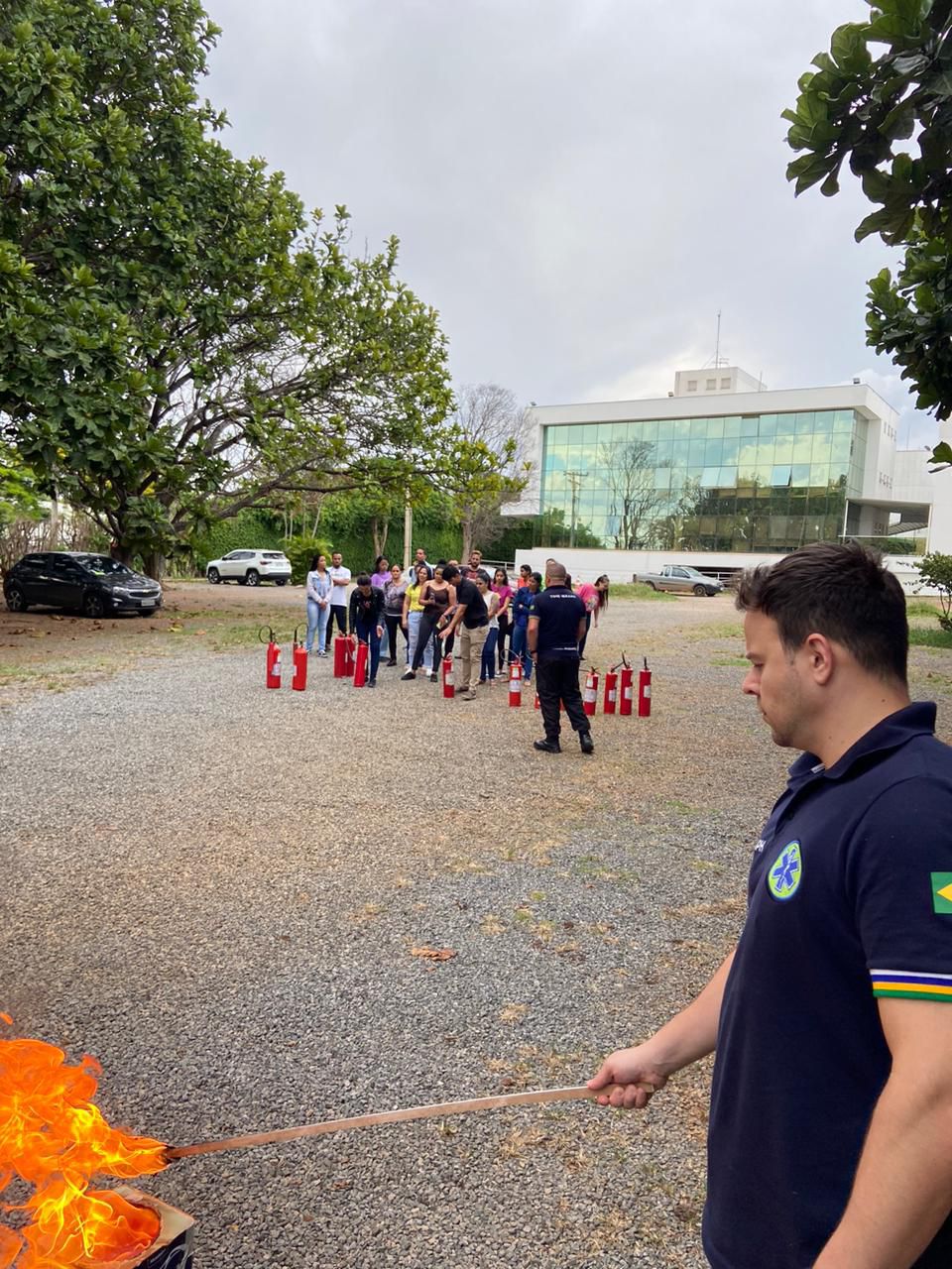 Demonstração de extintor de incêndio em área externa com chama real