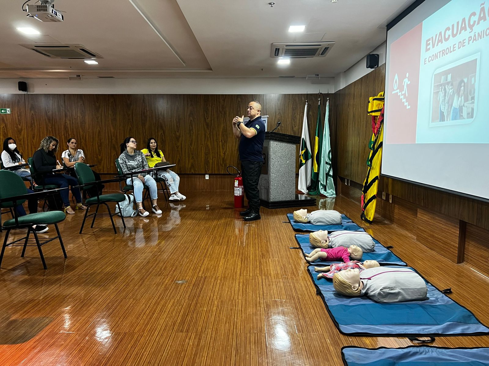 Simulacro de evacuação em edifício residencial com brigada voluntária