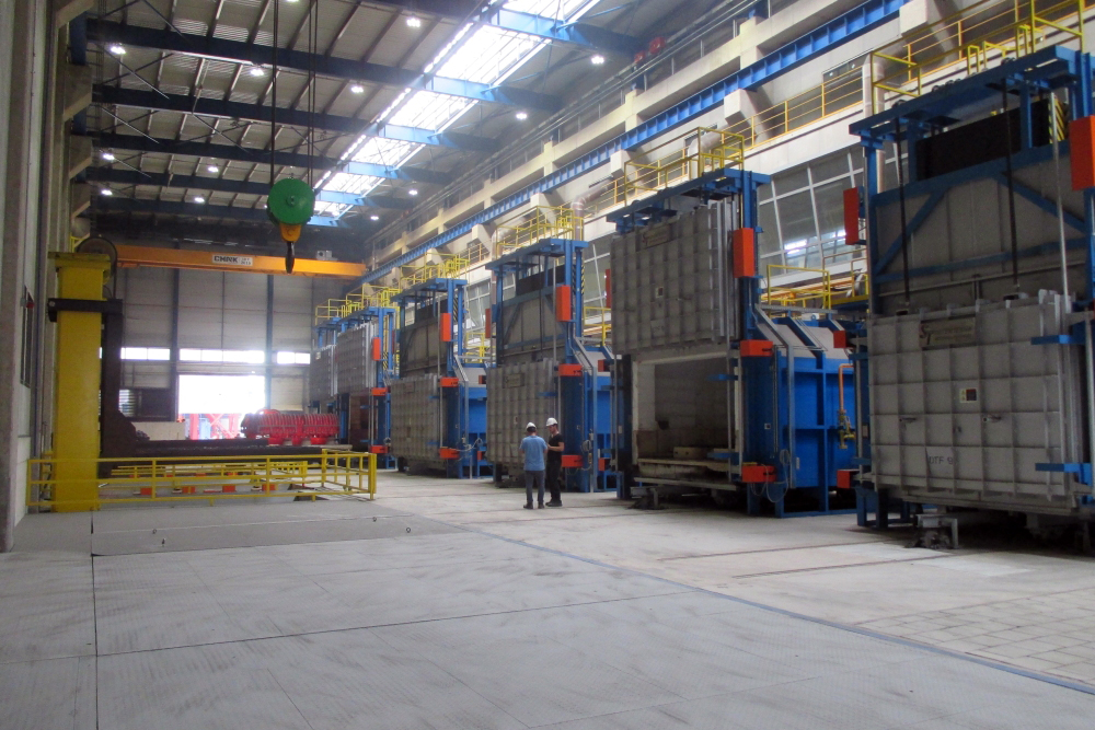Heat treatment hall with crane systems