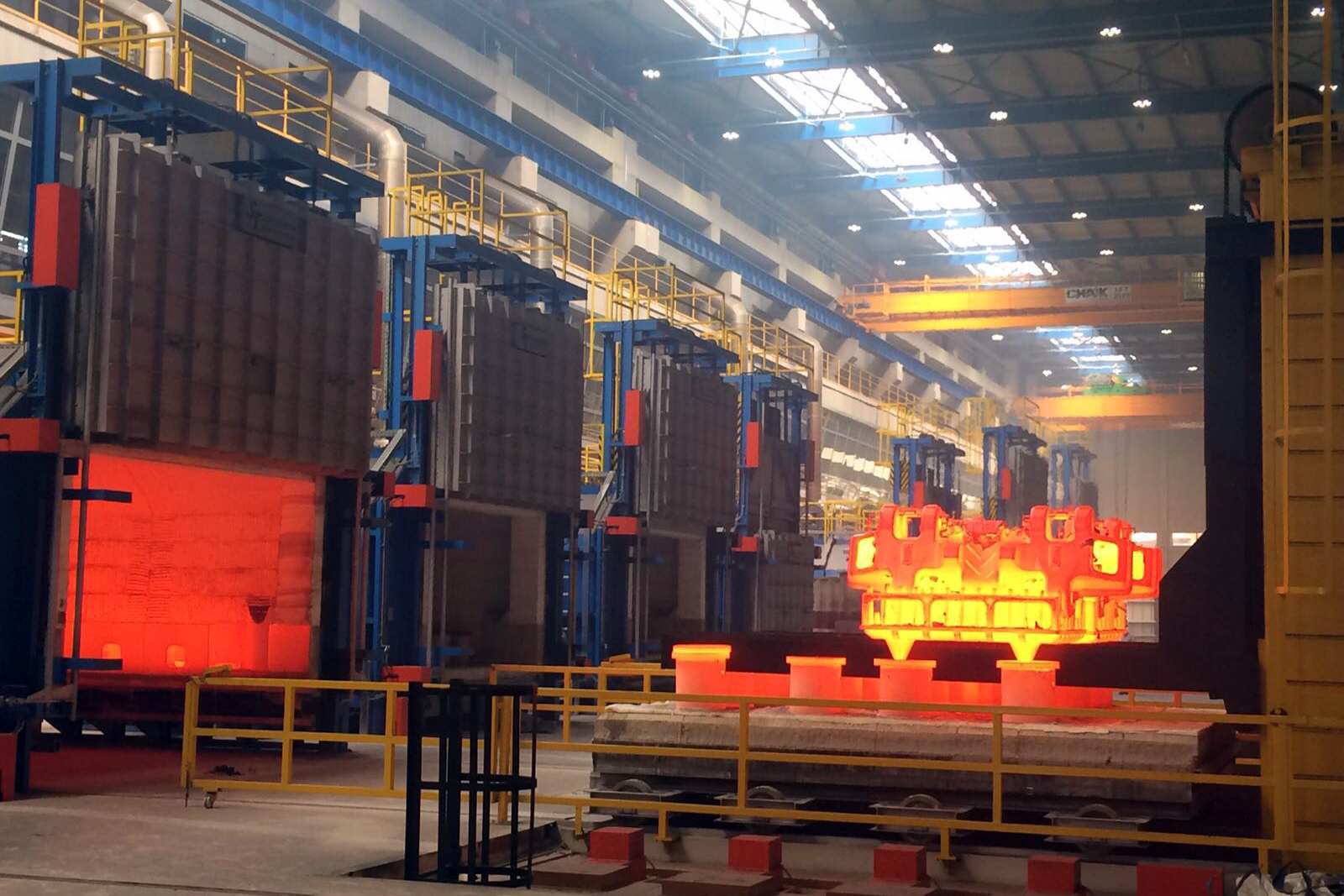 Heat treatment furnaces in operation with glowing steel