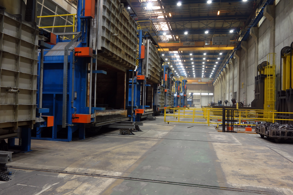 Industrial hall with furnace systems