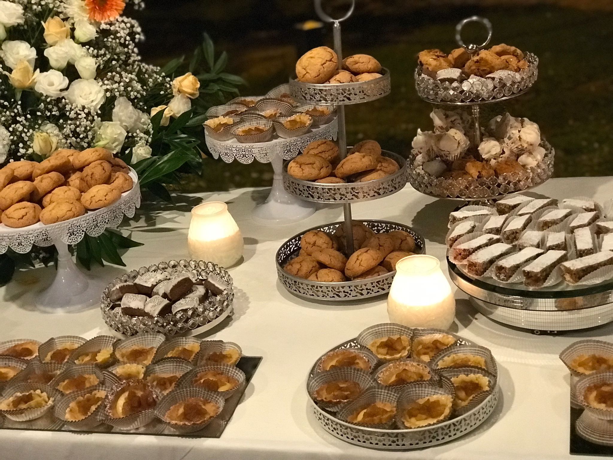 Display catering con biscotti e dolci