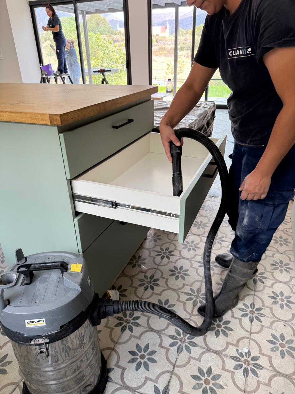 Limpieza de muebles de cocina con aspiradora industrial