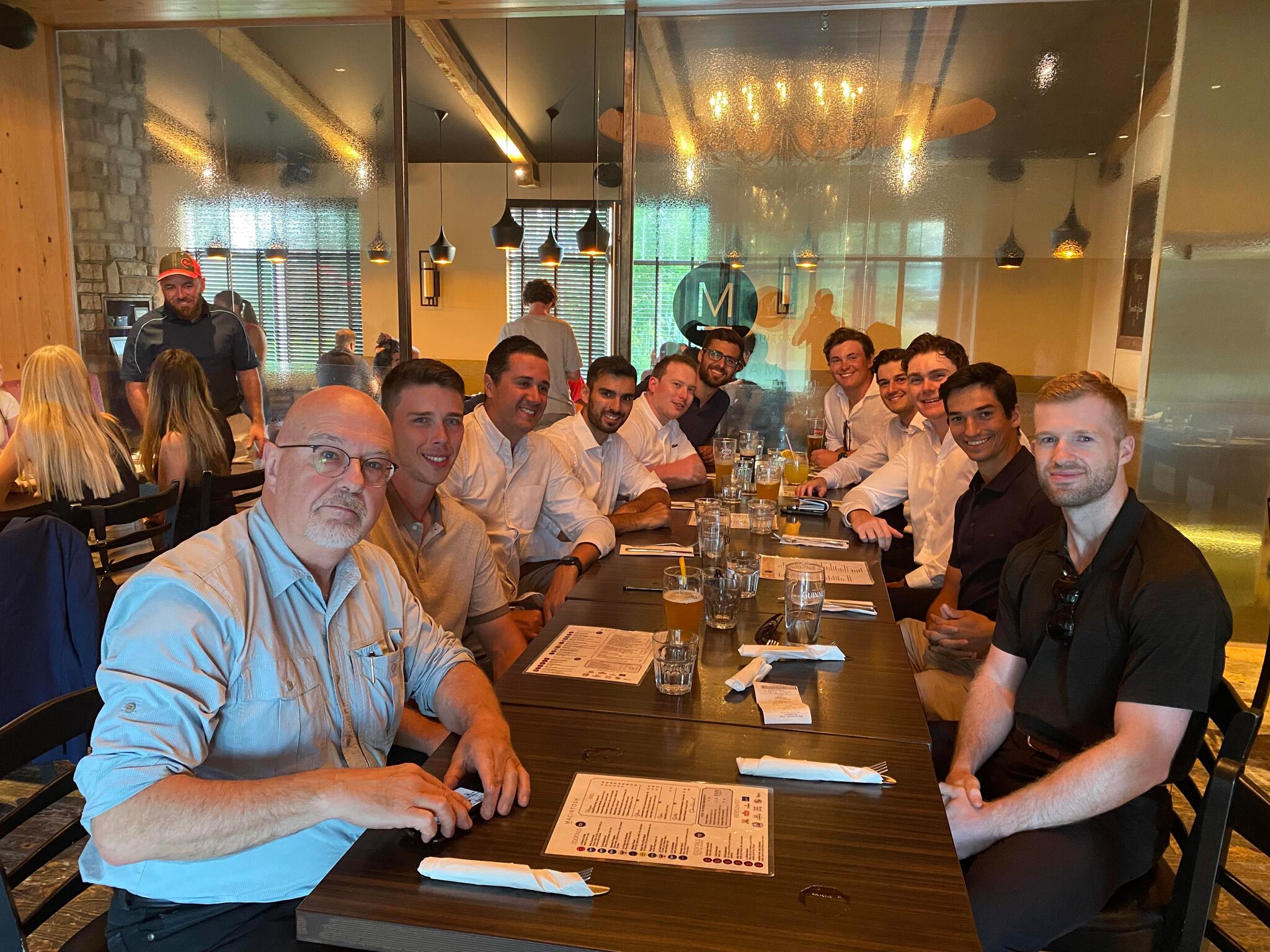 Repas convivial après le tournoi de golf